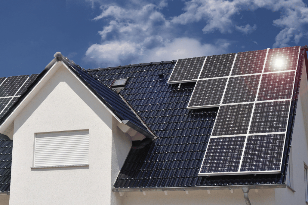 Solar-panel-residencial-roof